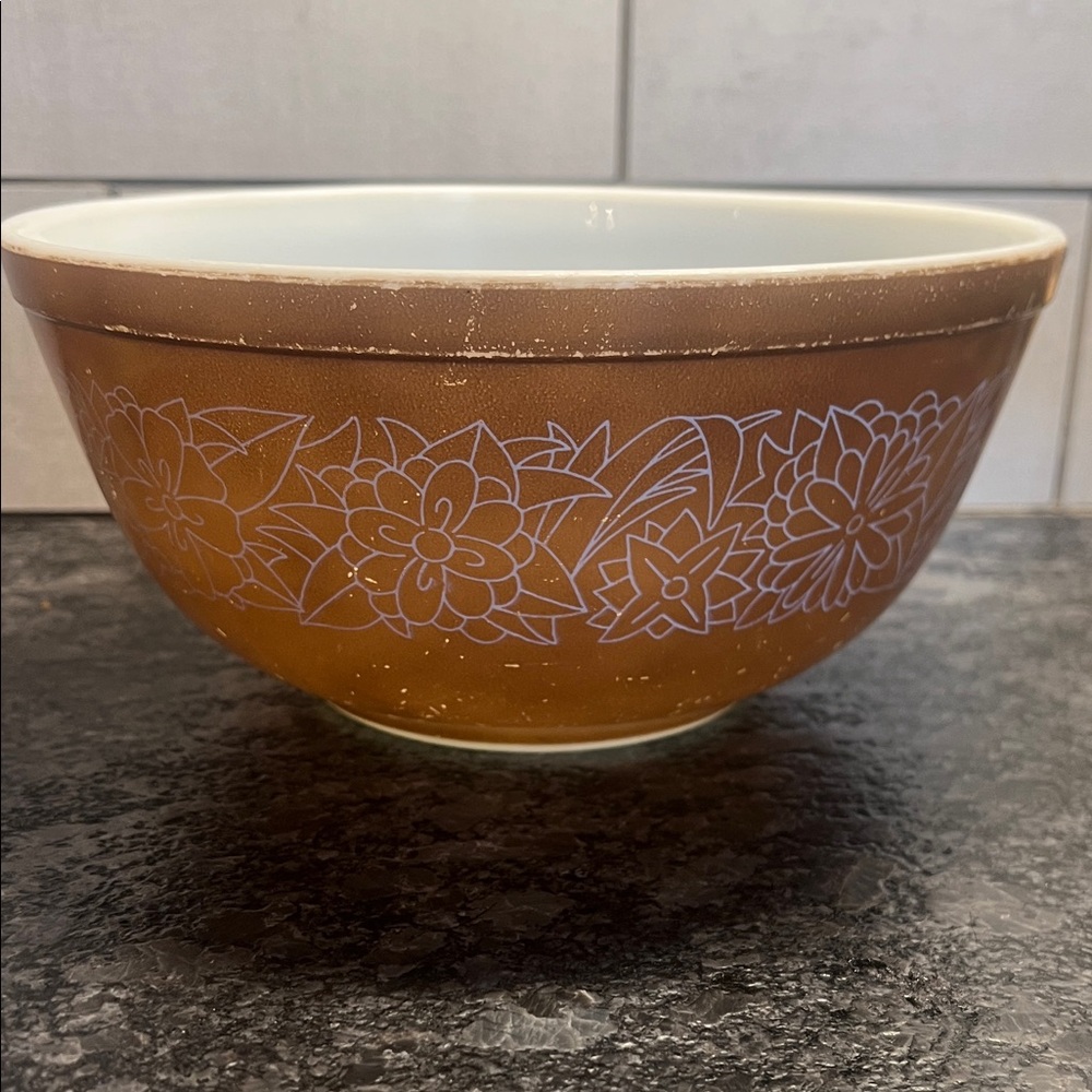 Pyrex #403. 2 1/2 qt Vintage Woodland Floral Brown Mixing Bowl.